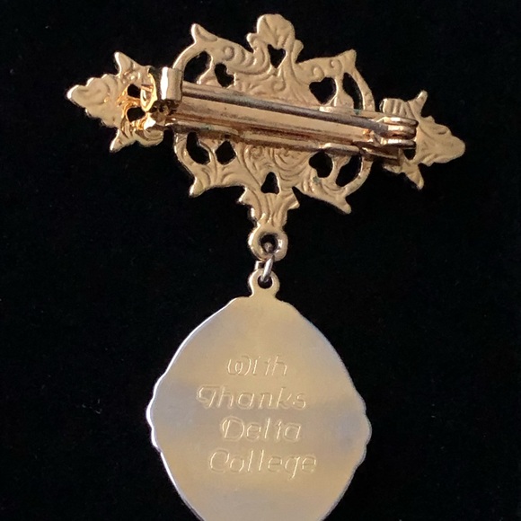 Vintage gold tone BROOCH Pin with faux pearl- etched ‘B’ in script - Picture 4 of 5